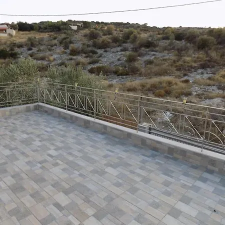 Nikos House Mégara